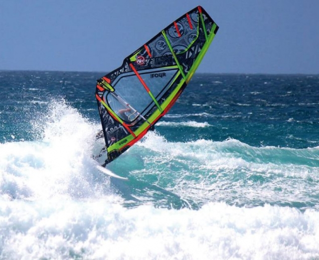 windsurf entre olas.jpg